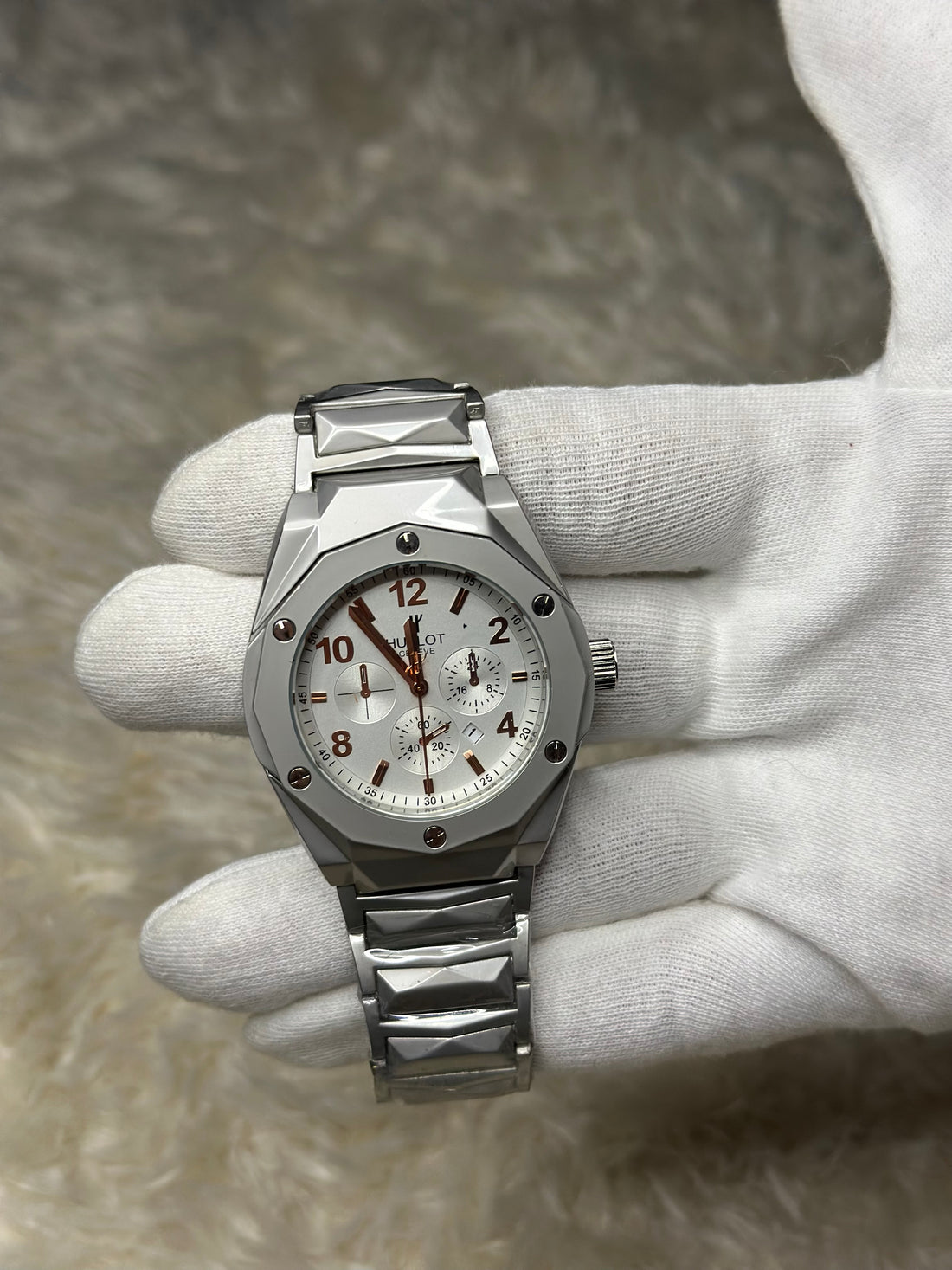 Hublot Geneve Chronograph Classic Fusion Big Bang Style

Color: Silver/Steel with a White Dial and Rose Gold accents.